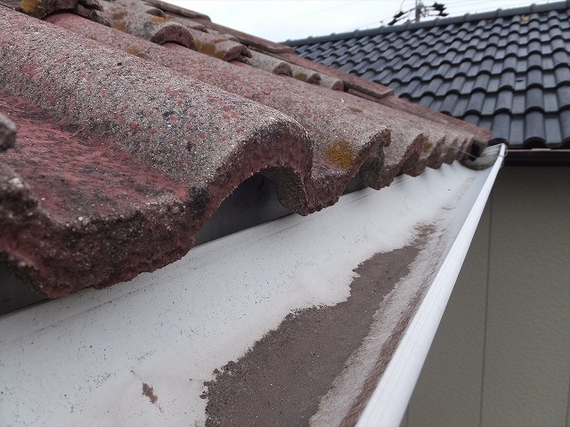 支持金具が緩んで軒樋が垂れている